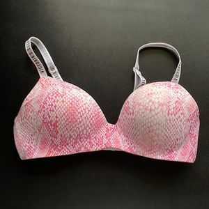 Never worn Victoria’s Secret lightly lined wireless T-shirt bra